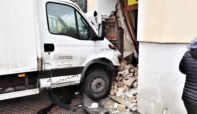 Dodávka se probourala do pekařství na křižovatce ulic Pekárenská a Jírovcova v Českých Budějovicích.