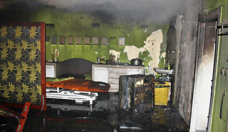 Kvůli závadě na ledničce hořelo v masérském salonu v ulici U Černé věže. Oheň napáchal škodu za půl milionu korun