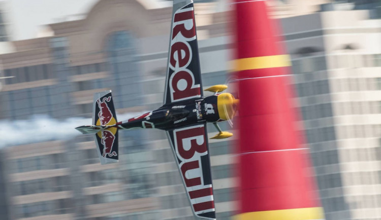 Martin Šonka vyhrál kvalifikaci prvního závodu Red Bull Air Race v Abú Zabí