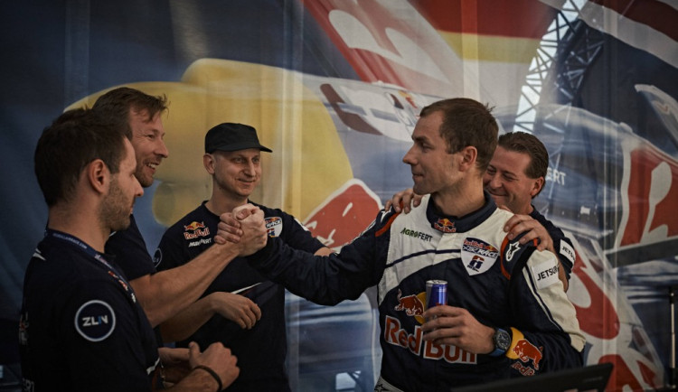 Martin Šonka poprvé vyhrál závod Red Bull Air Race