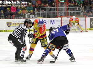 Tohle buly proti Marku Haasovi Luboš Rob vyhrál, kotouč ale odpálil mimo kluziště