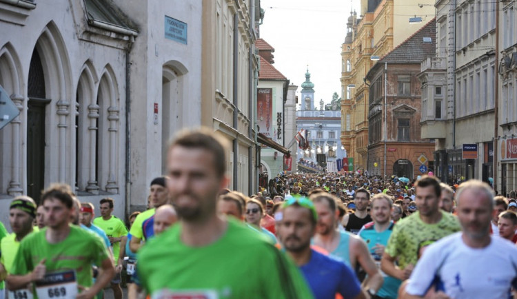 Startovní listina půlmaratonu se rychle plní. Běžci se do budějckých ulic vydají na začátku června