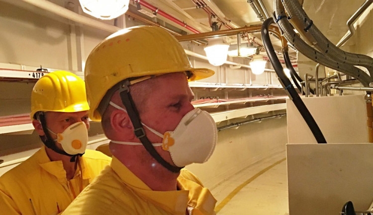 V blízkosti provozovaného reaktoru pracovníci kalibrovali měření hladiny v záložní nádrži (002)