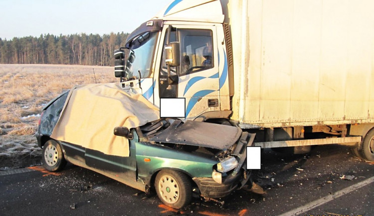 AKTUALIZOVÁNO: Na silnici u Kamenného Újezdu se srazilo osobní auto s náklaďákem. Řidič osobáku střet nepřežil
