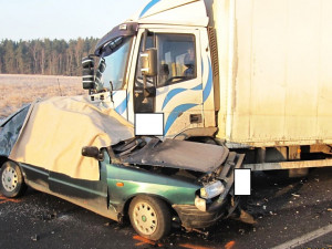 AKTUALIZOVÁNO: Na silnici u Kamenného Újezdu se srazilo osobní auto s náklaďákem. Řidič osobáku střet nepřežil