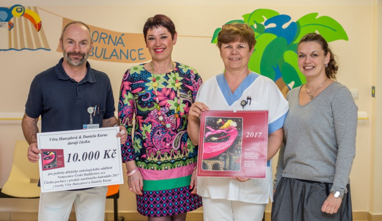 Básnířka Věra Hanzalová a malířka Daniela Kuruc věnovaly výtěžek z prodeje kalendáře dětské onkologii českobudějovické nemocnice.