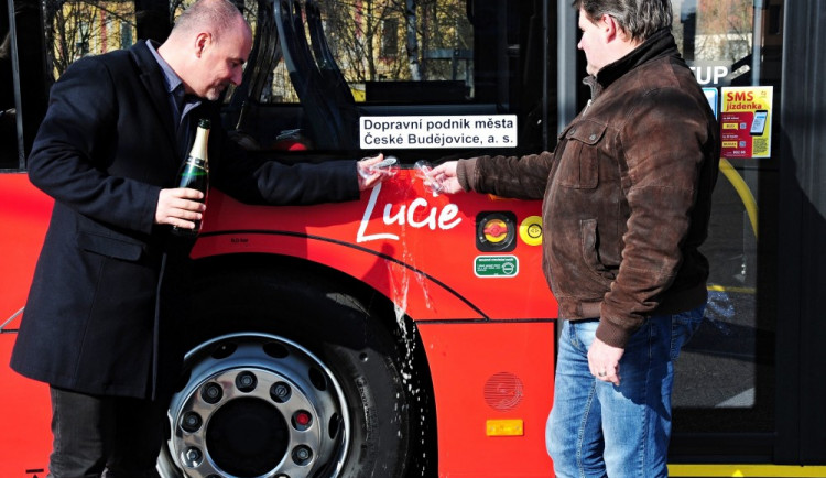 Křest Lucie, jejími kmotry jsou Viktor Lavička a Jan Kučera (zleva).