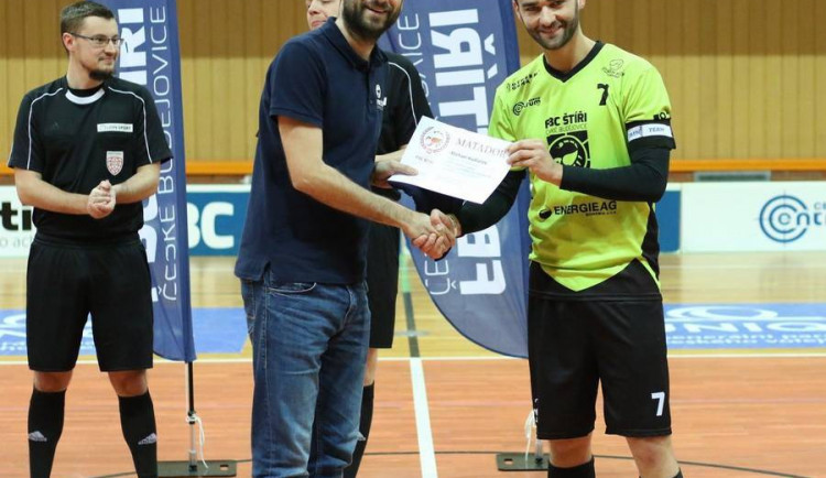 Michael Kudláček při předání ceny Matador od prezidenta klubu Jiřího Kratochvíla