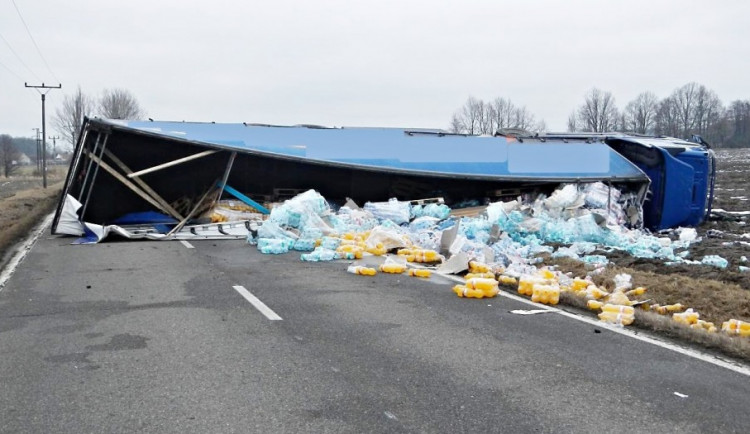 Kamion naložený limonádami havaroval u Žimutic.