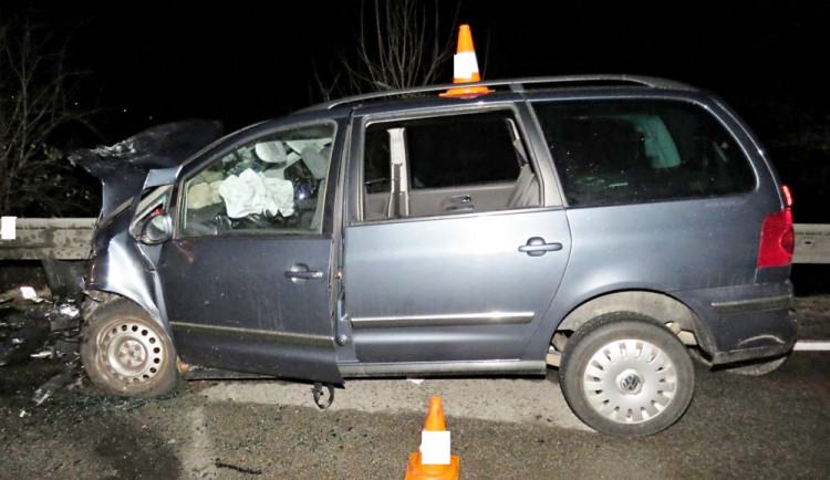 Řidič nezvládl průjezd zatáčkou, na mokré silnici dostal smyk a smetl protijedoucí auto. Těžce zranil čtyři lidi