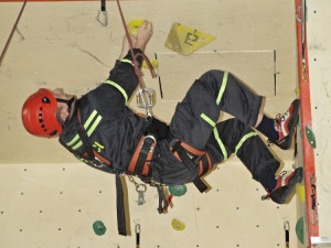 Soutěž hasičů v lezení.