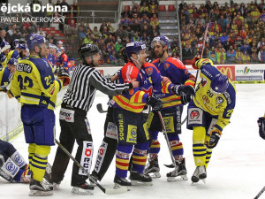 Filip Novák sjednává pořádek po tvrdém zákroku Tomáše Sýkory