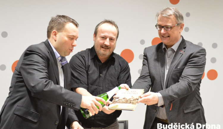 Zleva křtí knihu Radek Bílý, Michal Průcha a Zdeněk Zuntych