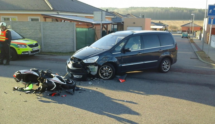 Při dvou hodně si podobných nehodách mopedů a osobních aut se zranili dva lidé