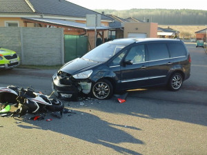 Při dvou hodně si podobných nehodách mopedů a osobních aut se zranili dva lidé