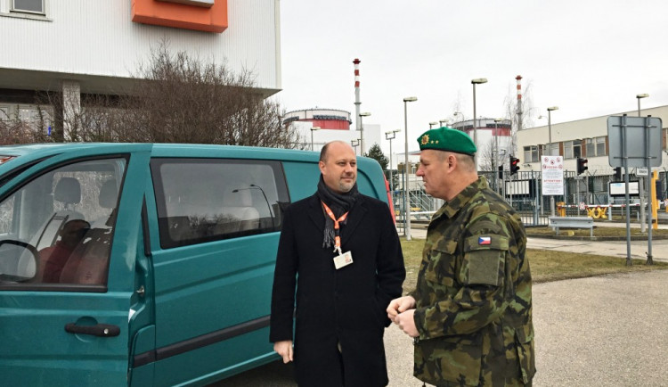 Klíčky od Mercedesu převzal ředitel Krajského vojenského velitelství Alois Urban od Romana Havlína, ředitele Bezpečnosti elektráren ČEZ.