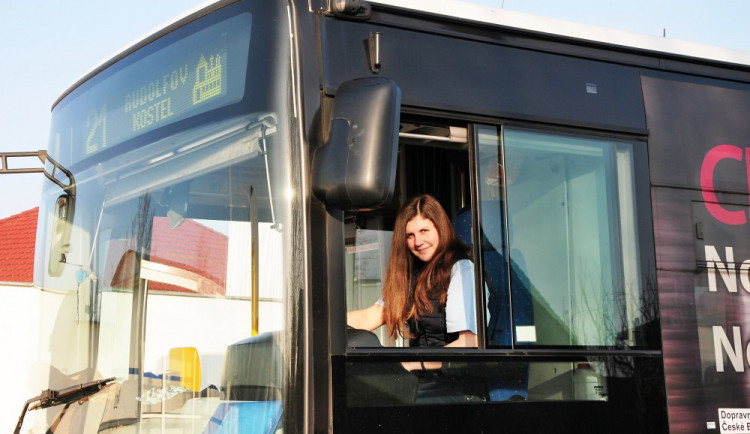 Od volantu autobusu je nejkrásnější pohled na svět, tvrdí mladá budějcká šoférka
