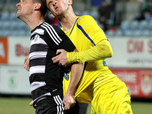 Hlavičkový souboj Jiřího Kladrubského s Davidem Lischkou