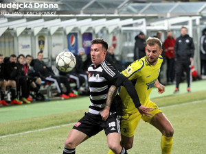 Nováček v dresu Dynama Lukáš Matějka před kapitánem Varnsdorfu Petrem Zierisem