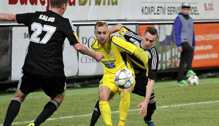 Rozhodující trefu vstřelil v 76. minutě varnsdorfský Karel Knejzlík (na snímku bráněný Romanem Wermkem)