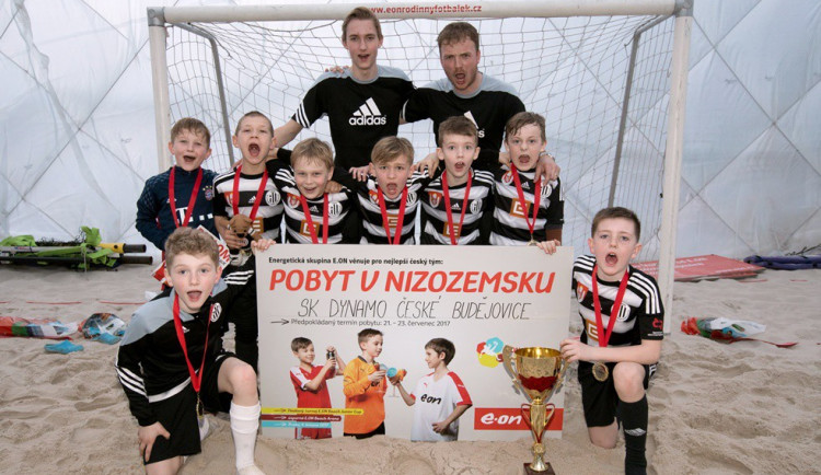 Fotbalisté SK Dynamo České Budějovice vyhráli E.ON Beach Junior Cup. Jako hlavní cenu získali letní pobyt v Nizozemsku