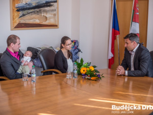 První letošní Jihočech  Vojtěch Liška s rodiči u hejtmana.
