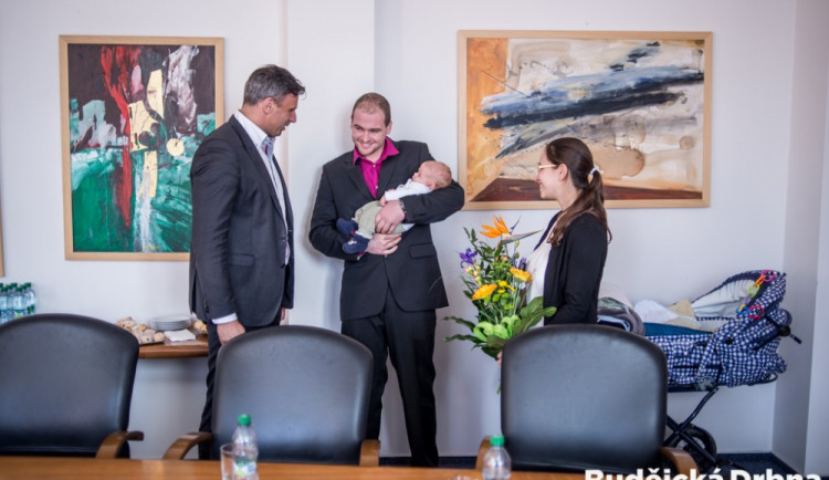 První letošní Jihočech  Vojtěch Liška s rodiči u hejtmana.