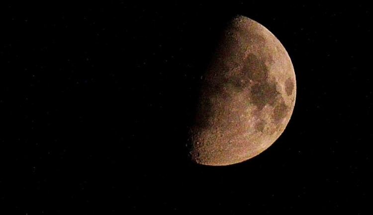 DRBNA VĚDÁTORKA: Vesmírní turisté poletí příští rok k Měsíci. K Marsu možná už za sedm let