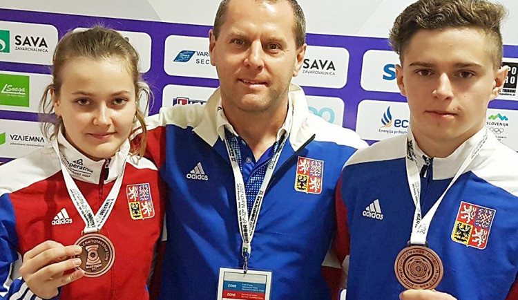 Bronzoví medailisté z halového mistrovství Evropy ve střelbě ze vzduchových zbraní Nikola Foistová a Filip Nepejchal s trenérem Janem Videckým.