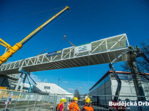 FOTO: Budvar buduje lávku pro přepravu piva. Jeřáb už zavěsil ocelovou kostru tubusu nad Kněžkodvorskou ulici
