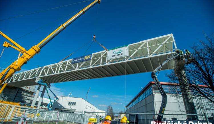 Instalace tubusu přepravní lávky Budějovického Budvaru přes Kněžkodvorskou ulici.