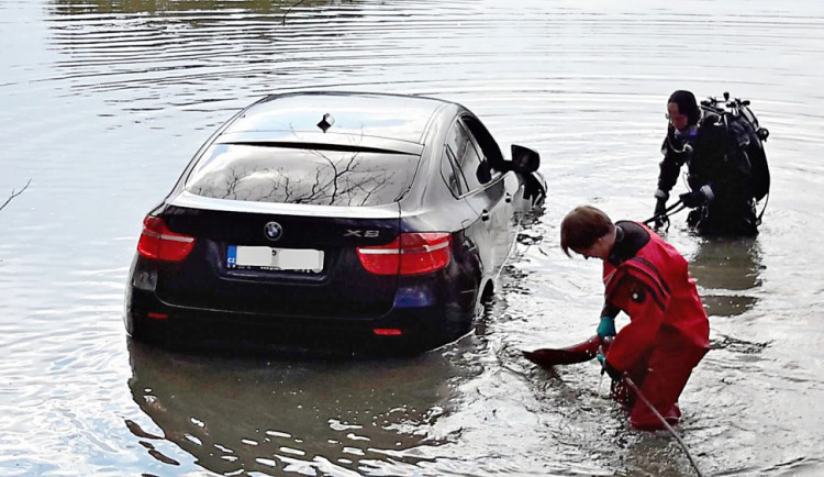 Řidič sjel se svým „bavorákem" do rybníku u Čejkovic a na záchranáře čekal na střeše auta