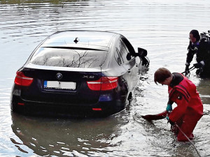 Řidič sjel se svým „bavorákem" do rybníku u Čejkovic a na záchranáře čekal na střeše auta