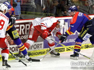 Filip Novák se snaží vydolovat puk od brusle Petra Beránka
