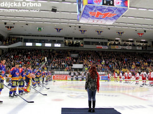 Slavnostní zahájení zápasu doprovázela státní hymna. Zazpívala ji Jana Šrejma Kačírková