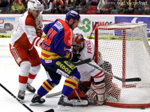 Štěpán Hřebejk dotírá před Frodlem, bráněný Holým