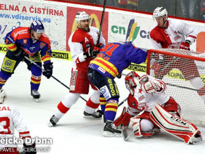 Zkušený Pavel Kolařík brání v zakončení Štěpánu Hřebejkovi