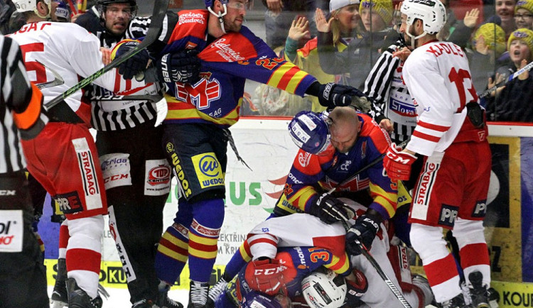 Ostrá potyčka šest sekund před koncem. Semifinále mezi Motorem a Slavií Praha bude ještě zajímavé