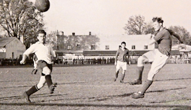 Obránce Dynama Miloslav Šerý (vlevo) a na soupeřovu branku střílející útočník Meteoru Antonín Španinger odehráli několik památných derby. Nechyběli ani v roce 1953 na Střeleckém ostrově.