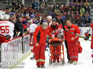 Petr Tejral opustil Budvar arénu s krvavým zraněním hlavy na nosítkách