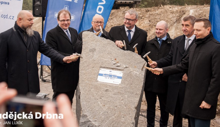 FOTO: Začala se stavět nová část dálnice D3 mezi Ševětínem a Borkem