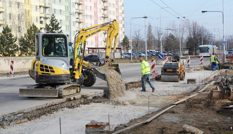 V ulici M. Horákové v sídlišti Máj v Českých Budějovicích se opravují zastávky MHD.
