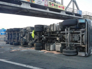 Převrácená cisterna na dálnici D3 u Tábora..