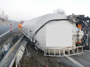 Převrácená cisterna na dálnici D3 u Tábora..