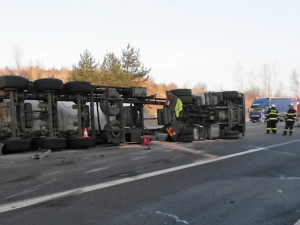 Převrácená cisterna na dálnici D3 u Tábora.