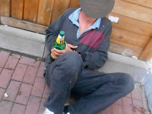 Podnapilí bezdomovci obtěžovali ženu na zastávce, chtěli cigarety a peníze