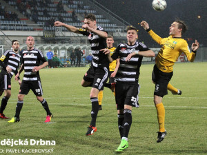 Hlavičkující Zbyněk Vondráček před Adriánem Čermákem a Pavlem Novákem