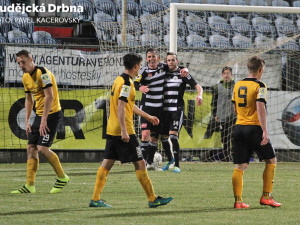 Střelec Roman Wermke (vpravo) s Petrem Benátem slaví vedoucí trefu domácích