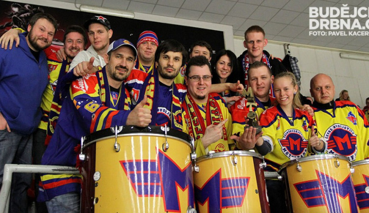 Fanklub Motoru se chystá vyvěsit vlajky na Černou věž