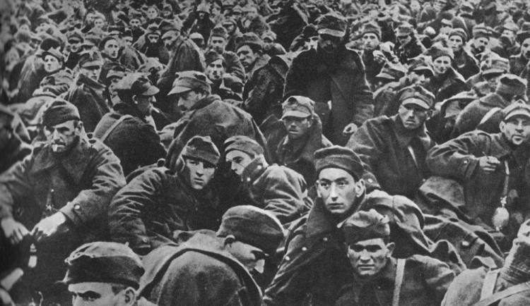 Polští zajatci před odchodem do pracovních táborů